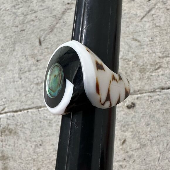 Vintage Chunky Shell And Mother And Pearl Carved Cocktail Ring - Picture 1 of 9